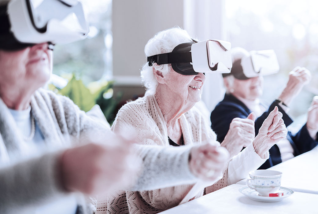 Senioren mit VR-Brille 